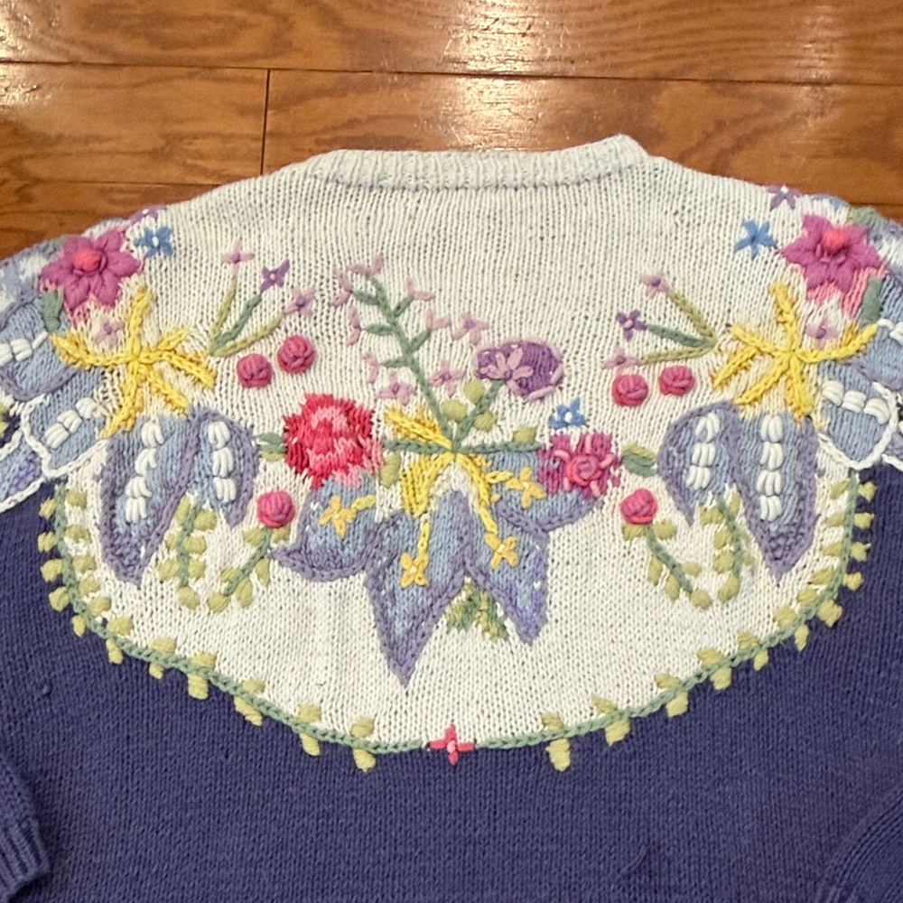 Vintage Floral Embroidered Women's Sweater - Blue and White. Hand knit - Picture 10 of 16